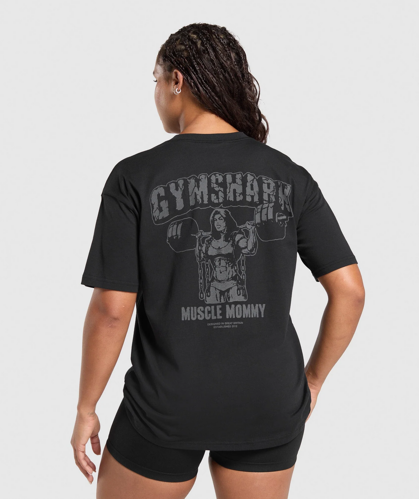 Gritty Muscle Mommy Graphic T-Shirt (Negro)